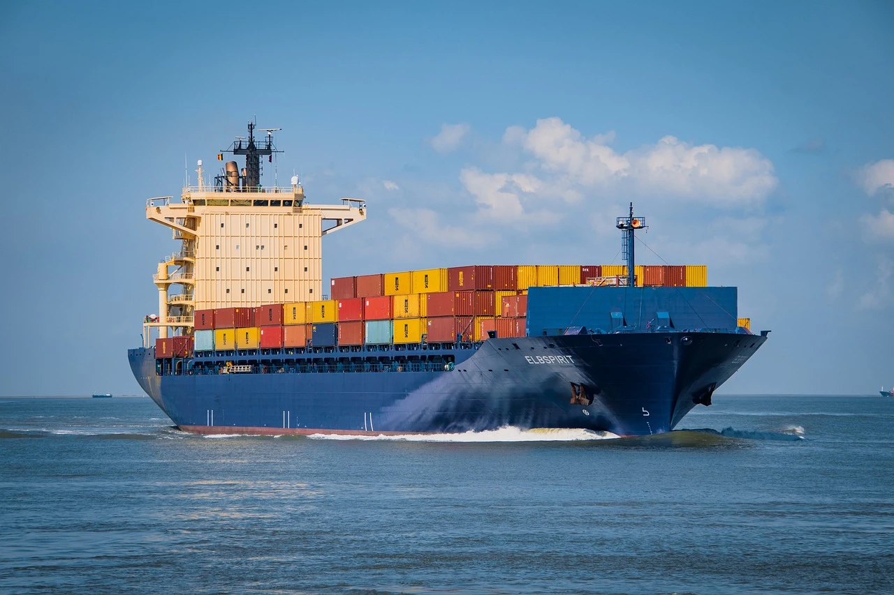 container-ship-6631117_1280.webp