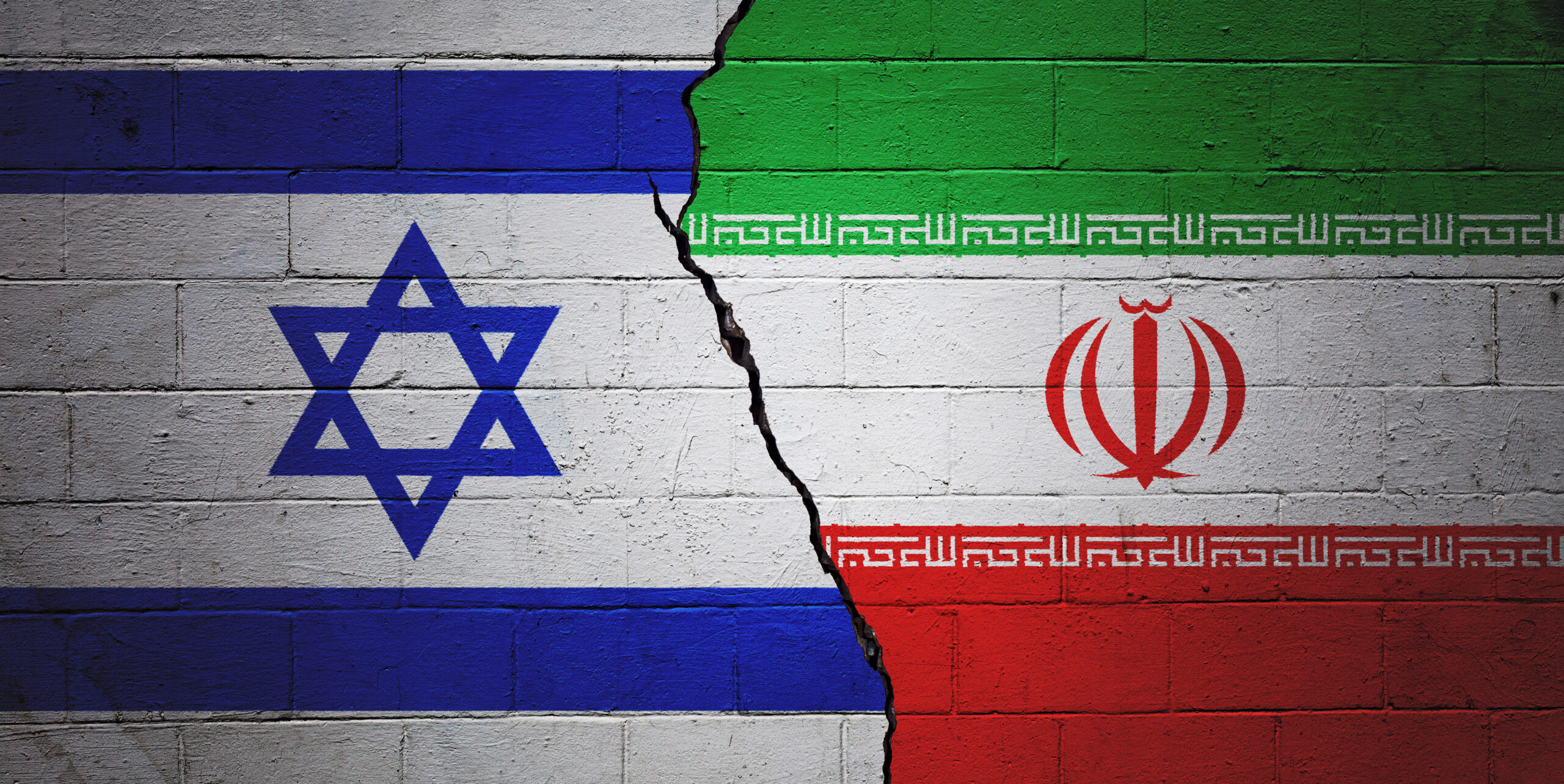 97-israel-contra-o-ira-parede-de-blocos-de-cimento-rachada-scaled.jpg