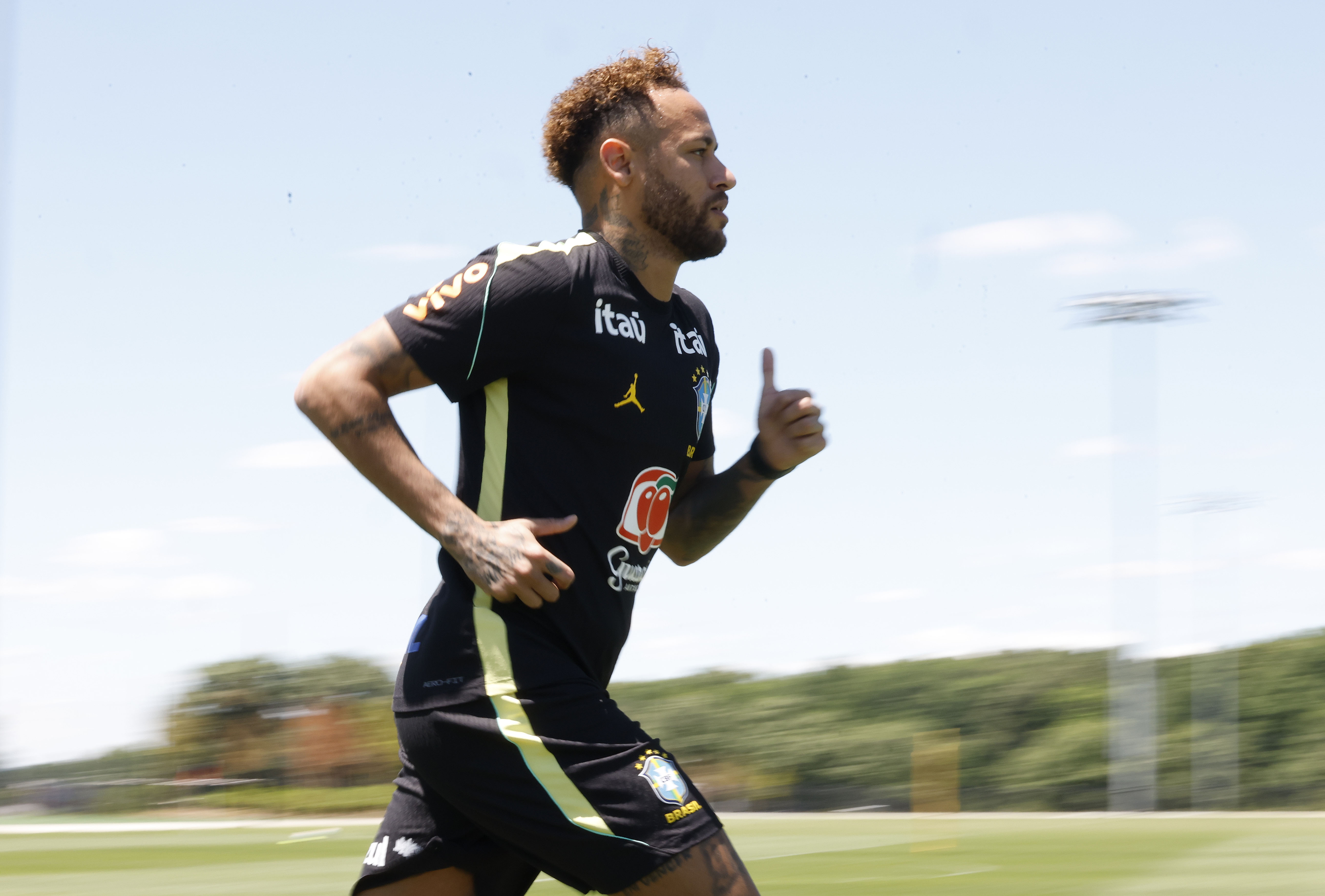Neymar participa de aquecimento com bola e leva trote de companheiros