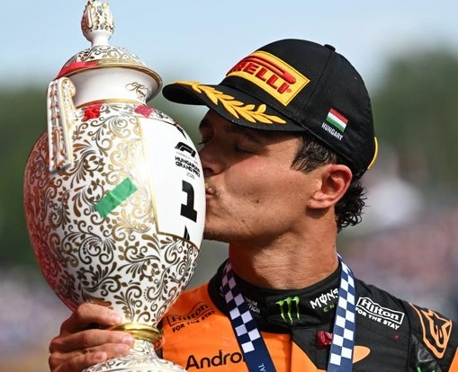 Lando Norris beija orgulhoso o seu belo troféu de vencedor do GP da Hungria | Crédito: Divulgação/Fórmula 1